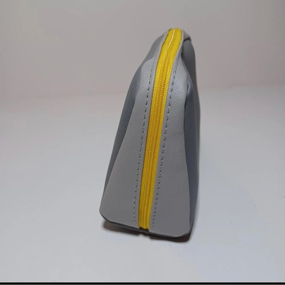 Cole Haan for American Airlines Travel Essential Amenity Kit Toiletry Bag - Picture 2 of 6